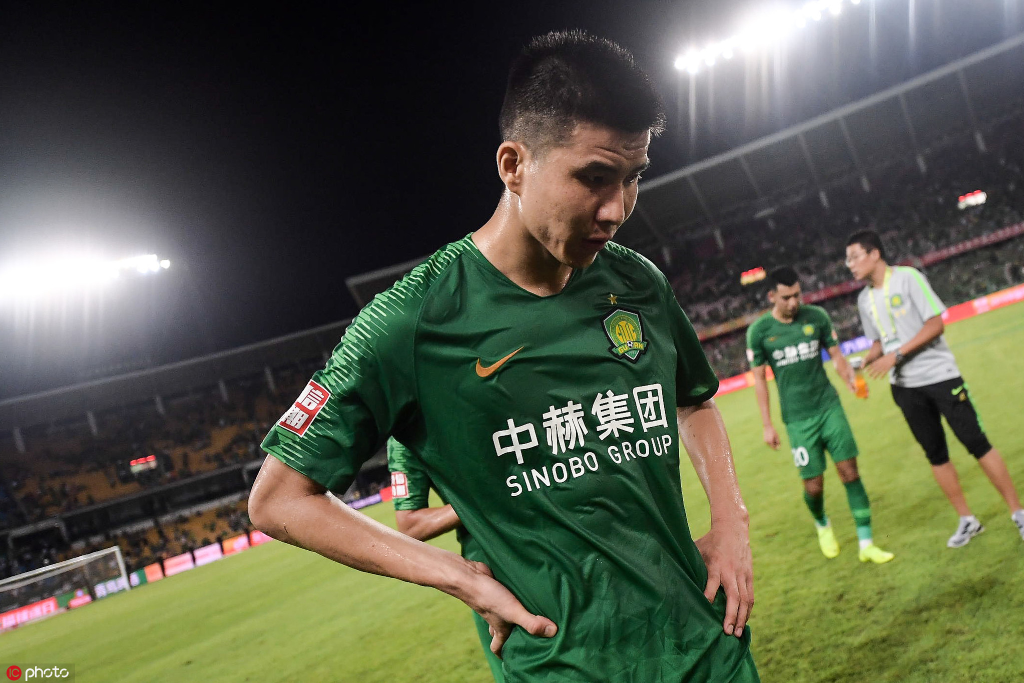 国安赛后谢场难掩失落,韦世豪举护腿板致谢球迷