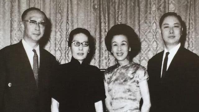 直击"冬皇"孟小冬的真容,一颦一笑尽显温婉迷人,老照片见玄机_梅兰芳