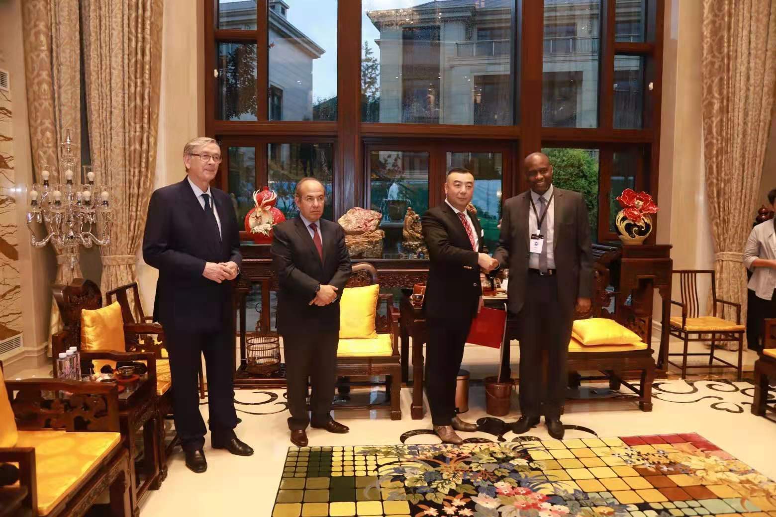 国际友人做客当代著名书法家潘兴东家 共同交流中国传统文化