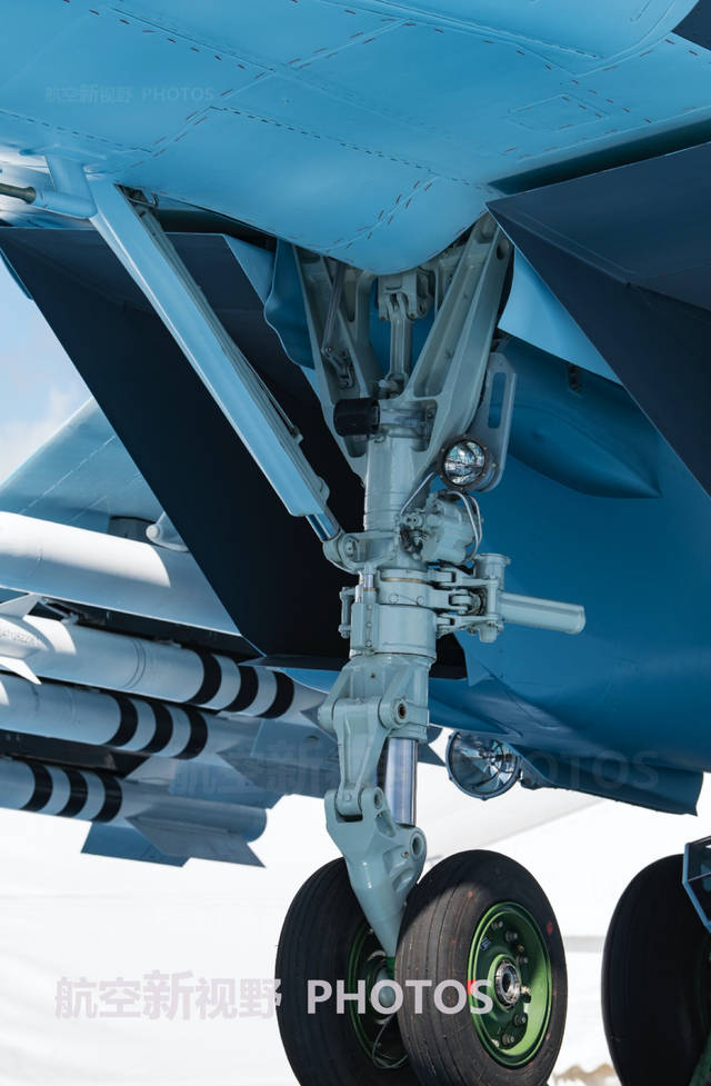 图片为米格-35战机前起落架,可以看到,与传统的米格-29战机相比,米格
