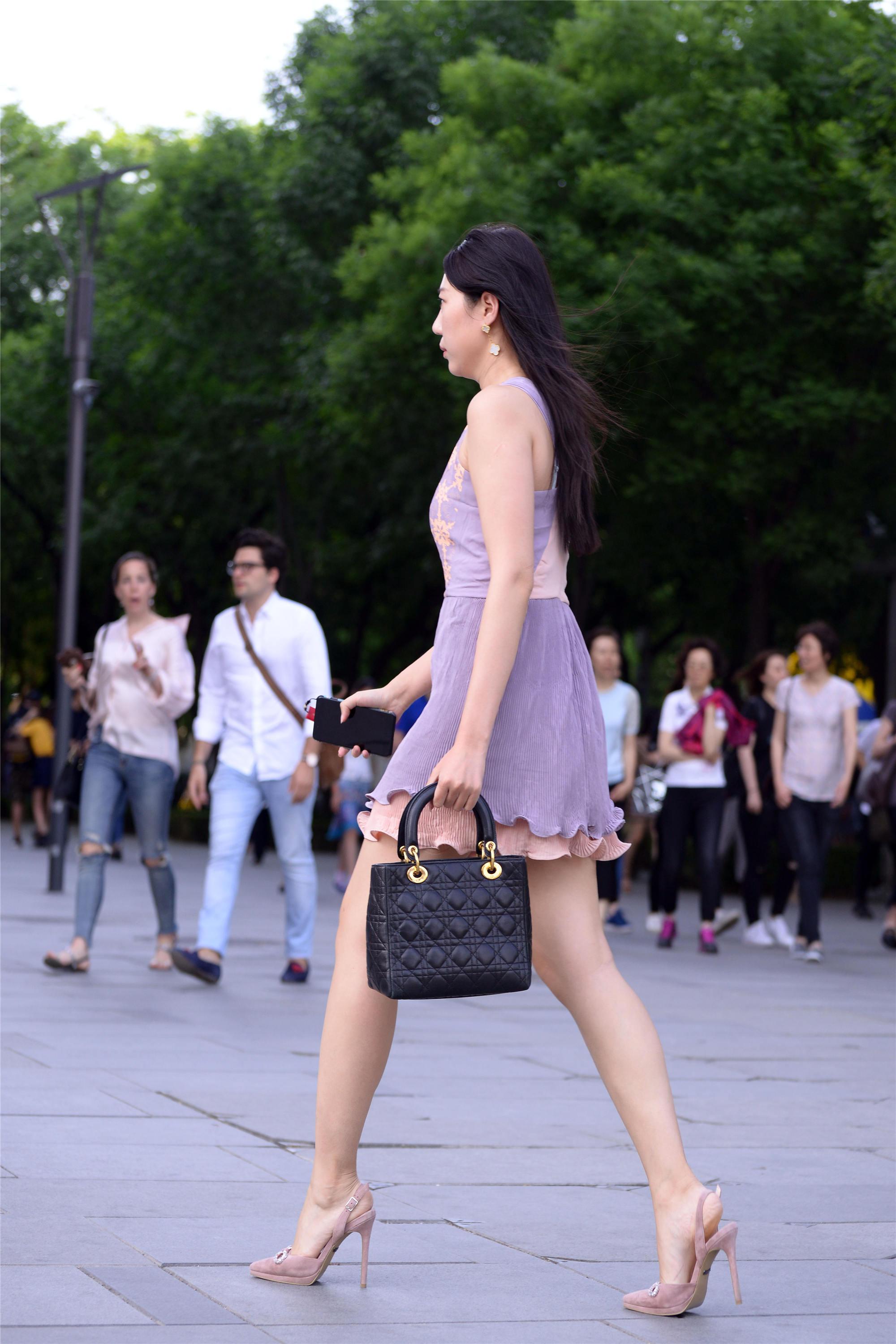 时尚的美女生活中是缺少不了高跟鞋的尖头细跟鞋成了逛街首选