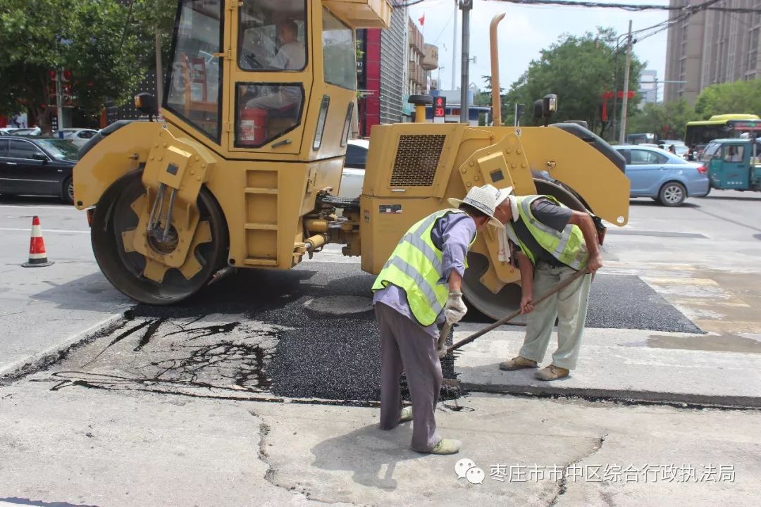 搶工期緊急修補破損道路保障市民通行