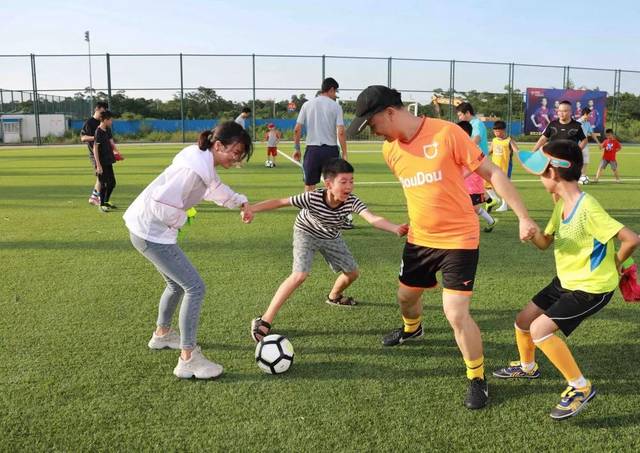 活动回顾巴萨足球亲子体验活动