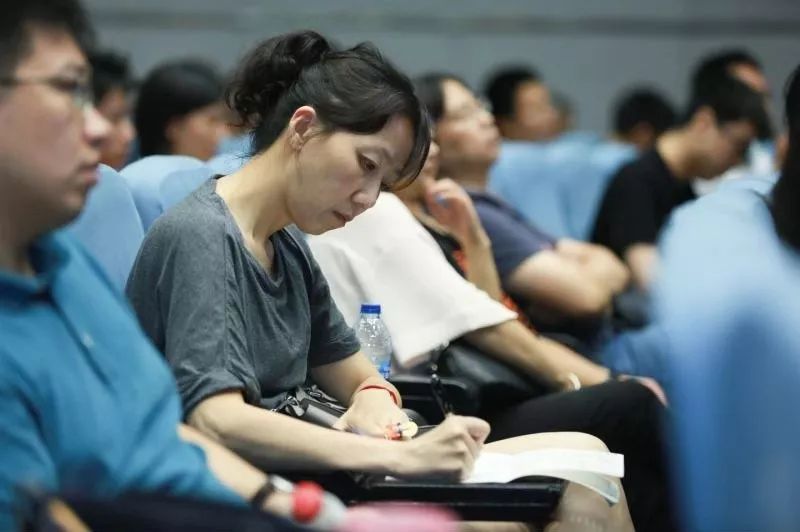 彭浦三中学生朱琬彤和妈妈没来得及吃晚饭,一起从浦东赶来.