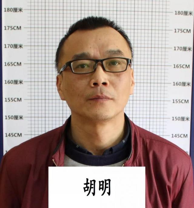 这个女子竟是黑老大手下16名骨干个个精壮无恶不作被一网打尽