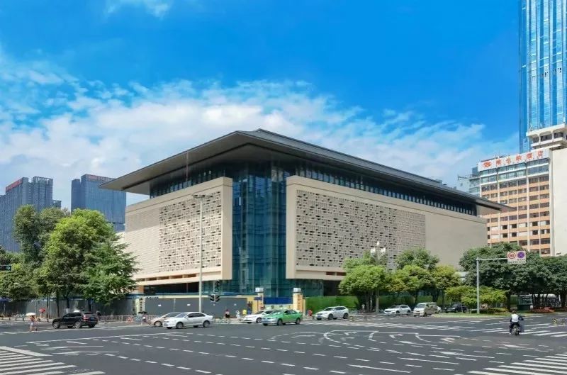 四川大剧院由中国建筑西南设计研究院设计,成都建筑工程集团总公司