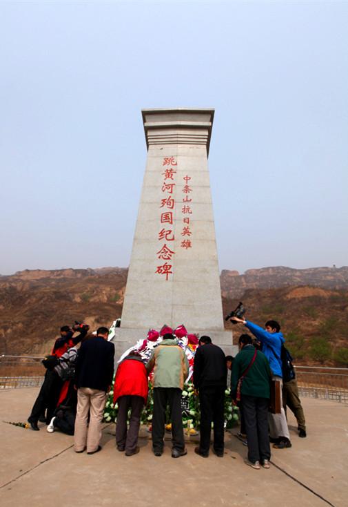 写入正史倒还没有实现,但一座中条山抗日英雄跳黄河殉国纪念碑却