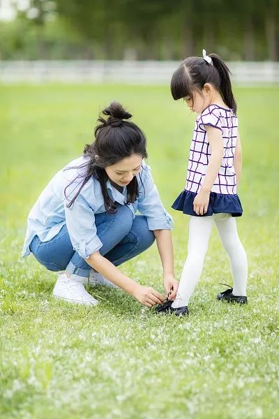 而刚刚宛若河东狮一般怒吼的妈妈,在孩子的哀求下狠狠叹了口气,最终