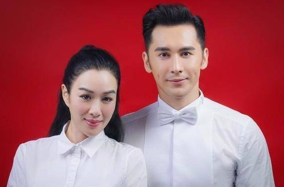 同样是结婚照别人都是穿白衬衣当看到陈浩民结婚照太随意了