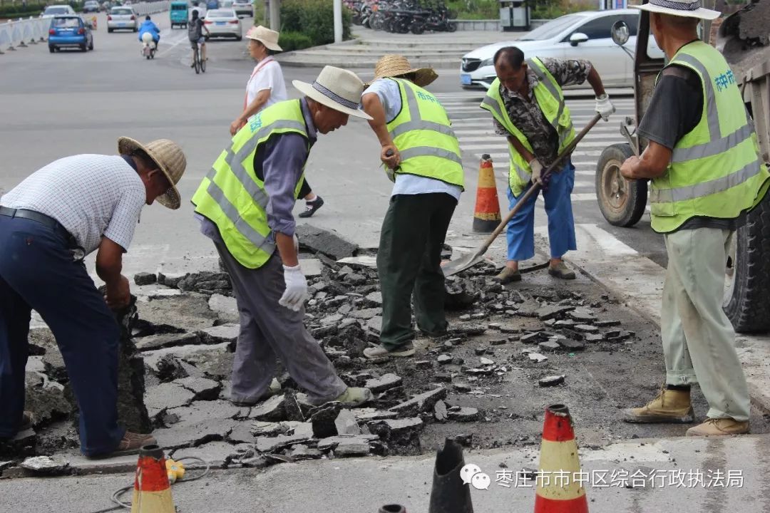 抢工期紧急修补破损道路 保障市民通行_抢修