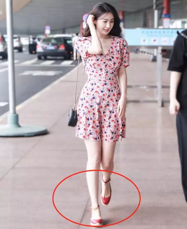 李菲儿究竟有多瘦穿公主鞋谁注意她的脚网友这个比不了