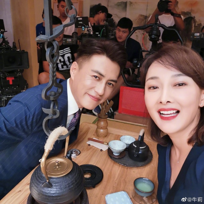 牛莉在剧组再次与靳东合影,网友:那文,一郎的前世今生缘!_照片