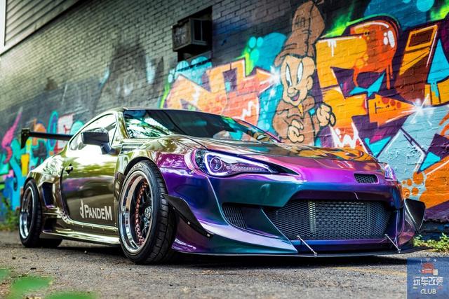 这是一辆一眼望去全车金属质感的炫彩斯巴鲁brz