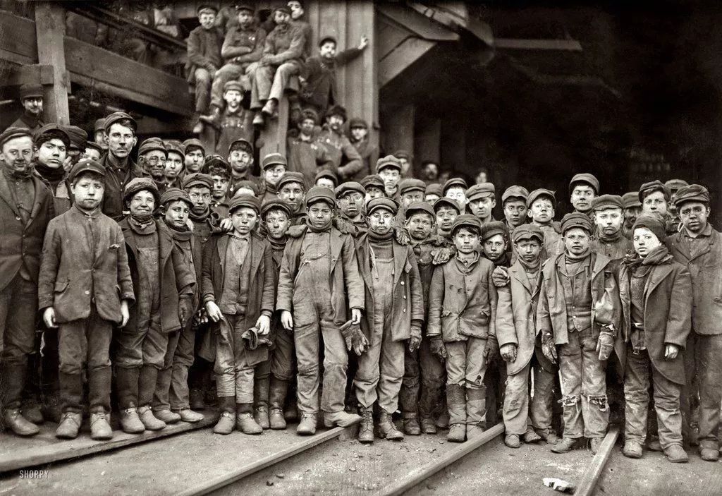 2)boys working in coal mine 1911(1911年的小矿工)