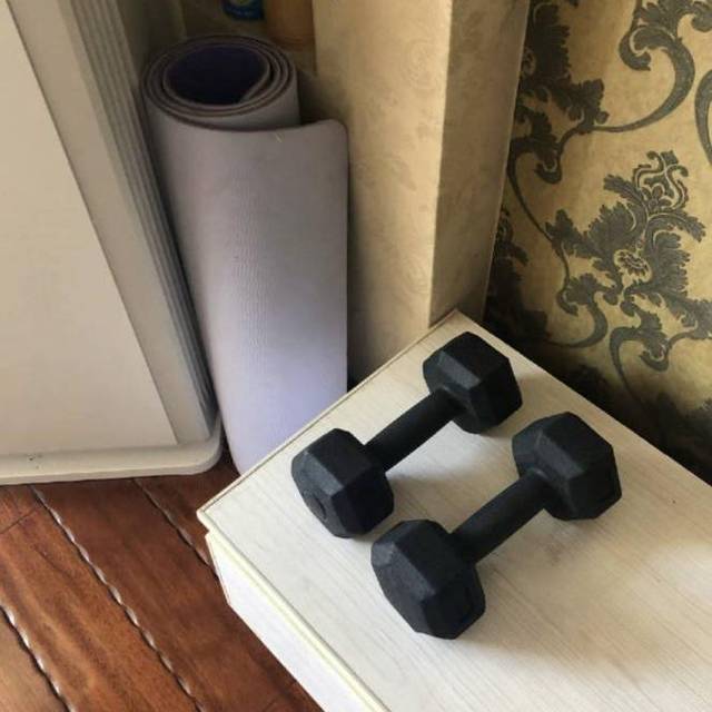 每家的角落里都有一个瑜伽垫