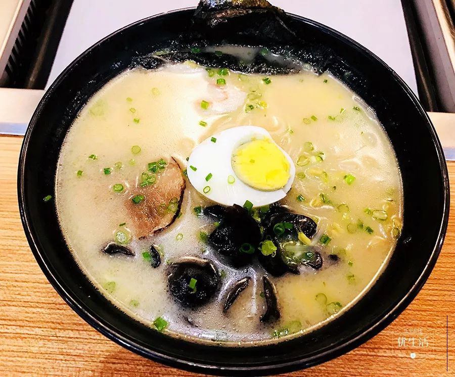 骨汤拉面猪骨中的胶原蛋白比鸡骨更多,经过长时间的熬煮变得香醇浓郁