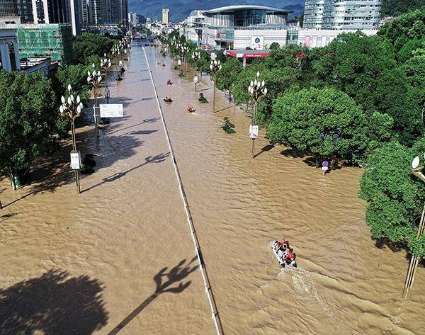 浙江台州府城内涝,市民携20艘冲锋舟驰援途中网上征齐驾驶员