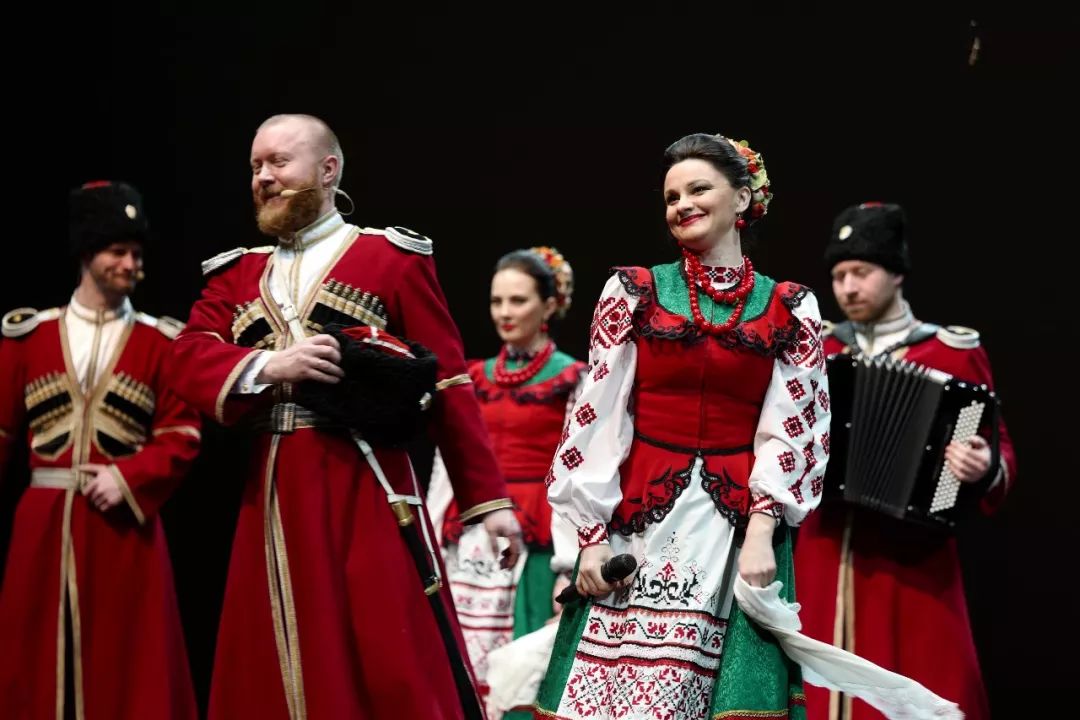 哥萨克合唱团的表演风格融合了传统哥萨克唱法和现场乐器伴奏,以独具