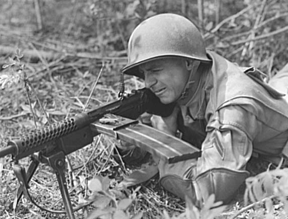 美国人也拿来逆向仿制出了一款名为t24的通用机枪