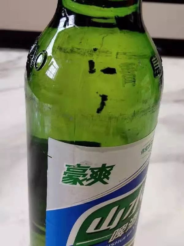 滕州:市民购买山水啤酒未开封,瓶内却惊现黑色异物!