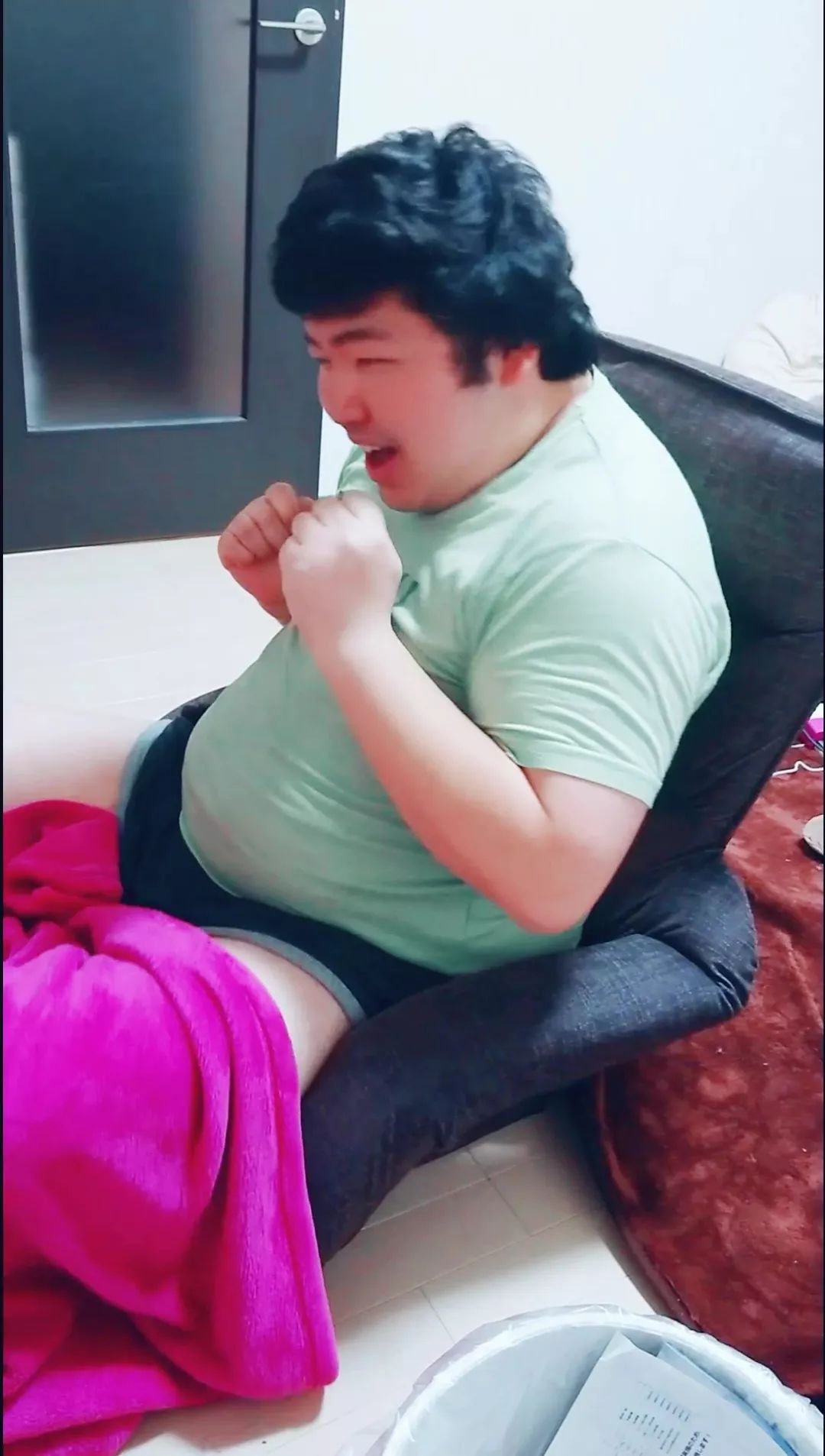 日本无业男因交到漂亮女友而爆红但看到男方这张肥丑穷的脸后惊呆了