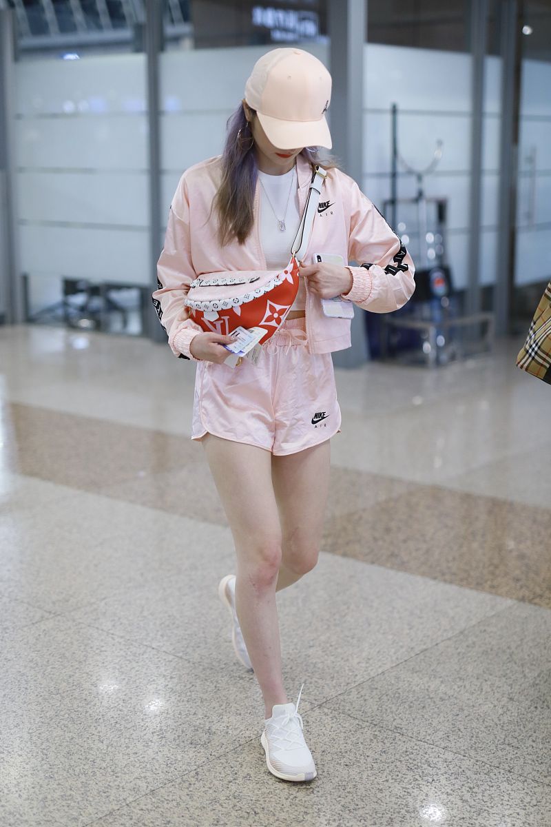 美颜暴击周洁琼不但身材好皮肤更好polo衫搭配短裙任性秀大腿