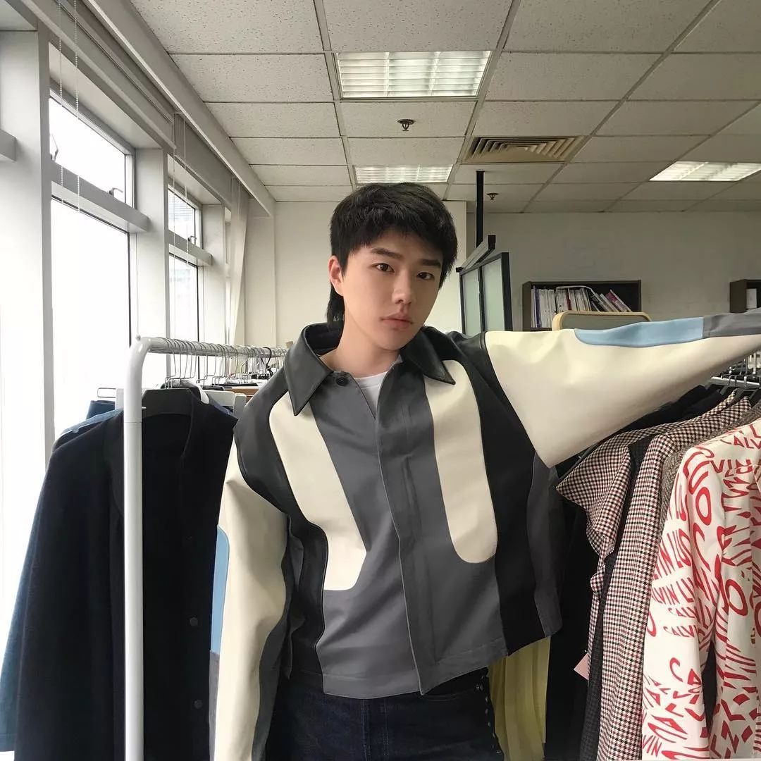 在2020年春夏巴黎时装周官方日程中,年仅24岁的中国设计师「calvin