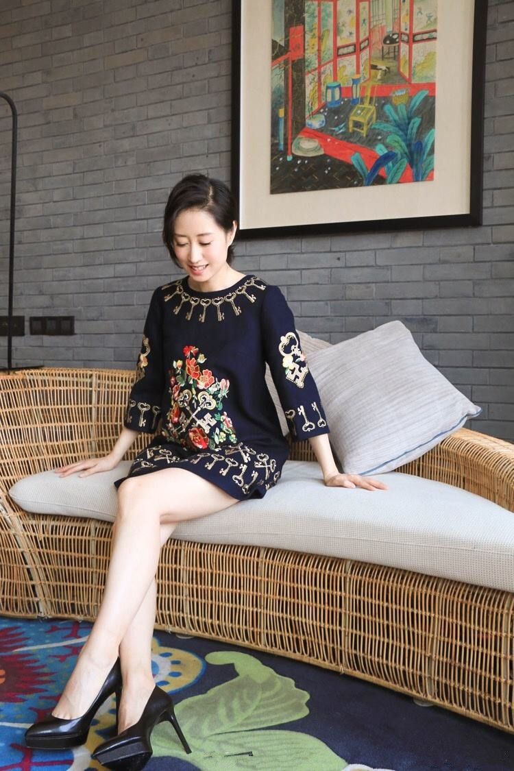 原创刘敏涛厉害!裙子套裤子竟穿出超模范,气质这块被她拿捏得死死的