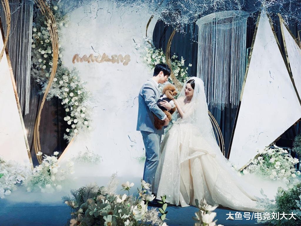 二哥和绝迹同时出席在李思楠的婚礼现场中,粉丝们发现了两位特别有