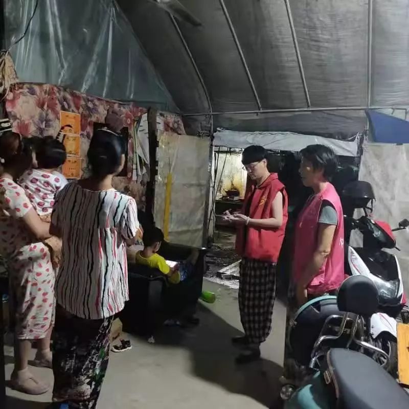 海宁许村党员干部奋斗一线共抗"利奇马"
