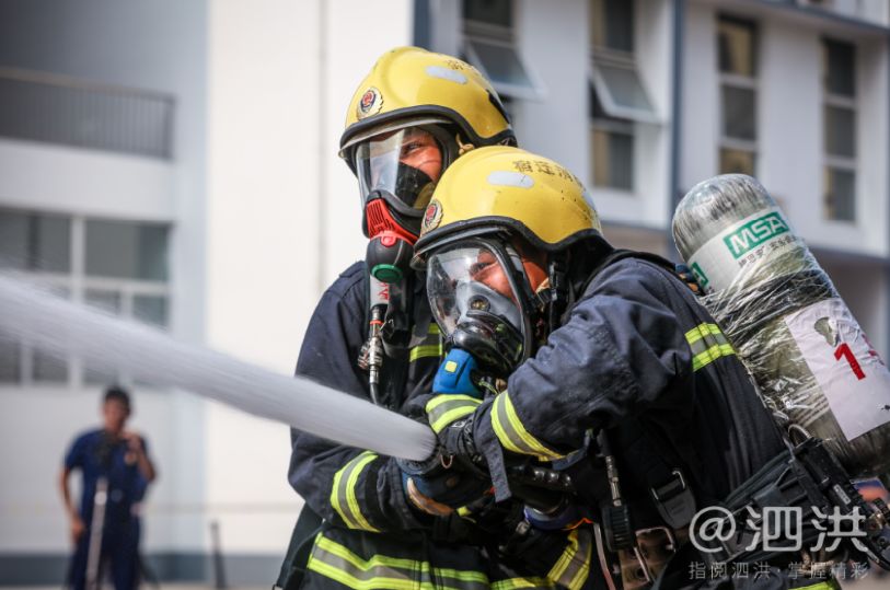 零距离感受泗洪消防员的流汗日常为城市中逆火而行的他们点赞