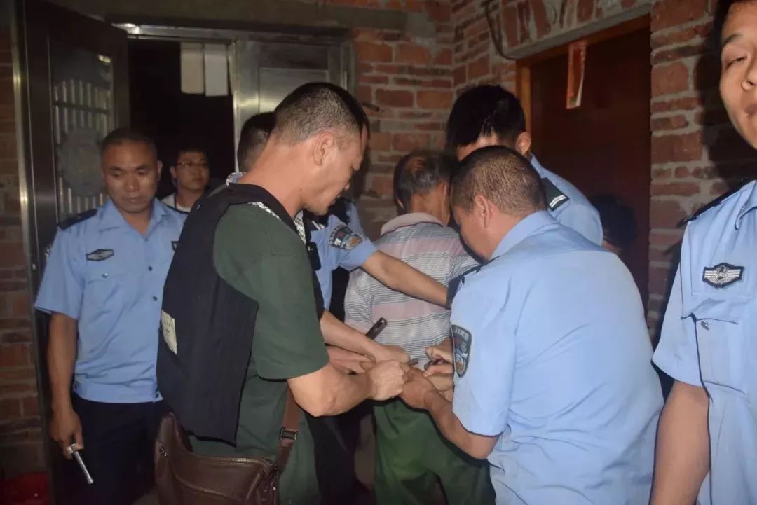据悉,8月7日晚20时22分许,110报警服务台接群众报警称:和平县贝墩镇石
