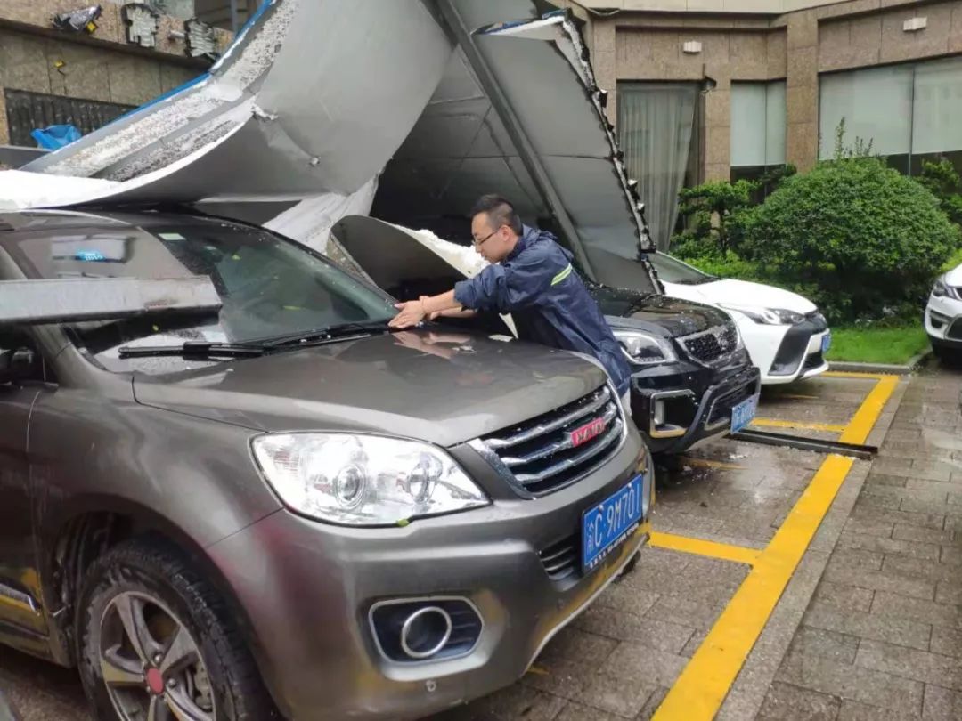 台州中华财险查勘员协助企业拯救受灾物资,并认真勘察现场受灾情况不