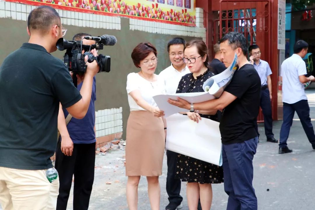 彭山区长郭红调研教育工作!