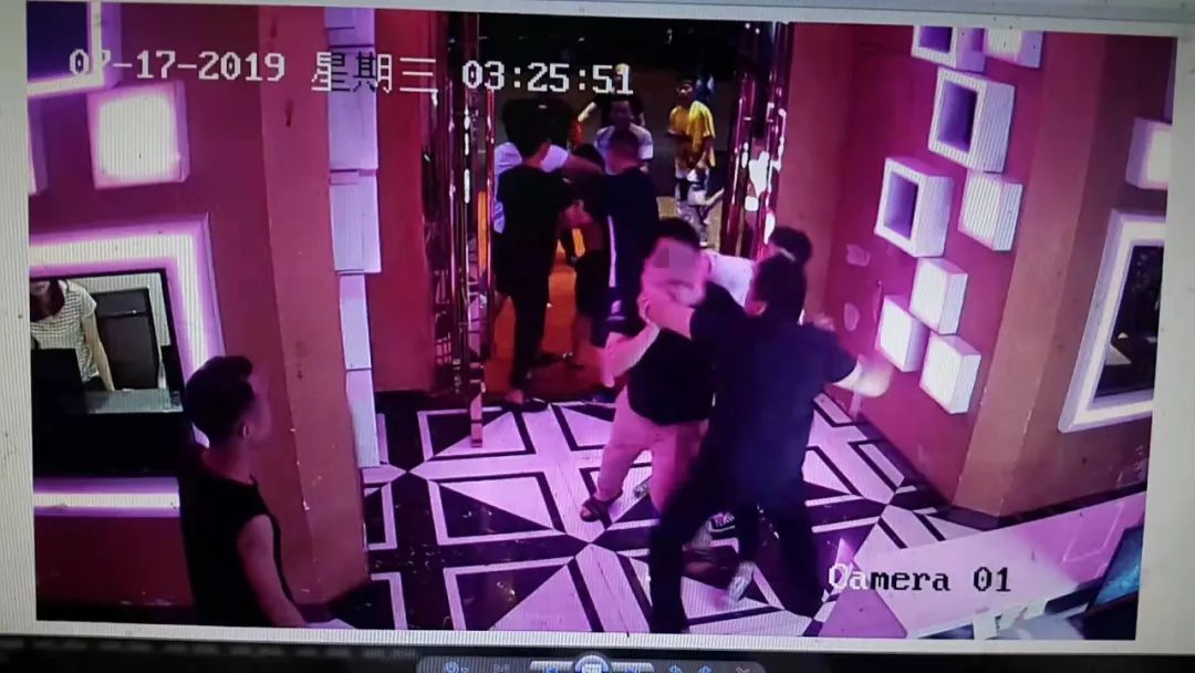 河源两男子在酒吧喝酒要求送酒服务生不肯结果打起来了