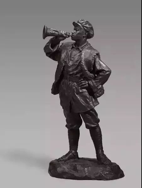 《小号手》,塑造了一个身着羊皮袄,脚穿草鞋的"红小鬼",一手叉腰,一