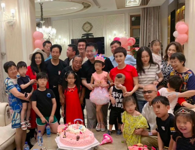 杜江参加于冬女儿生日宴显低调,合影都站后面,霍思燕上镜有妙招