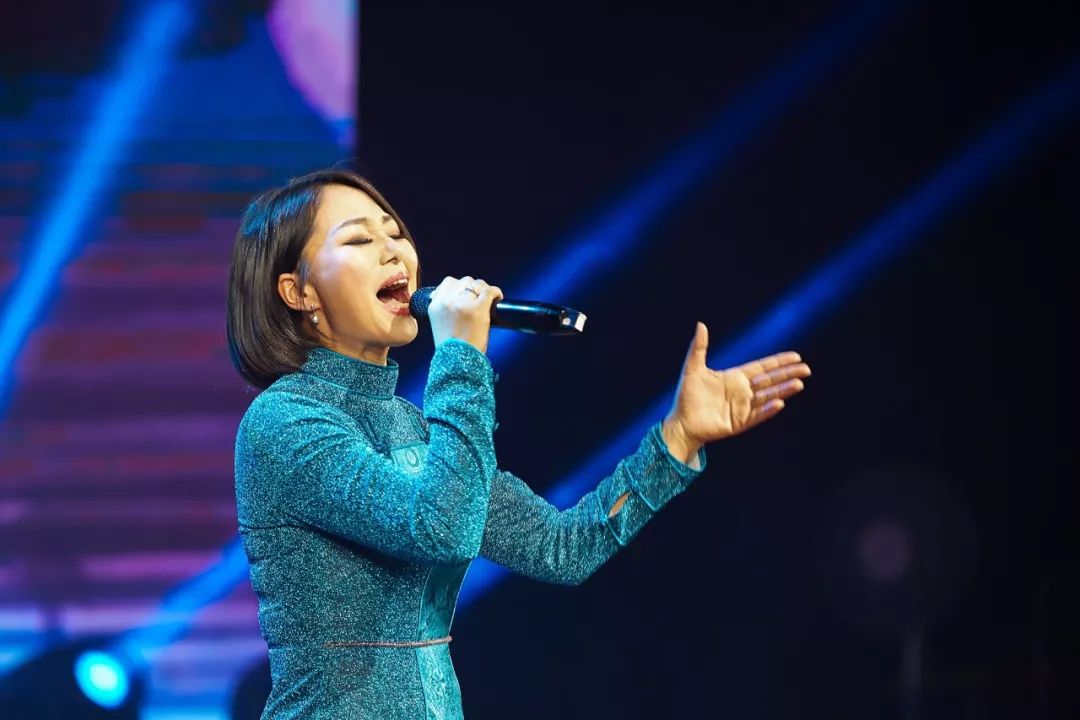 蒙古音乐美女歌手斯琴塔那蔚蓝的远方新歌首发