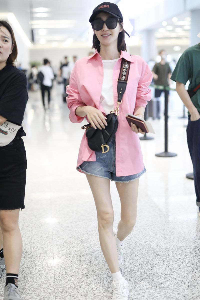 王丽坤真有勇气纯素颜配绿色衬衫搭牛仔裤这好状态真服了