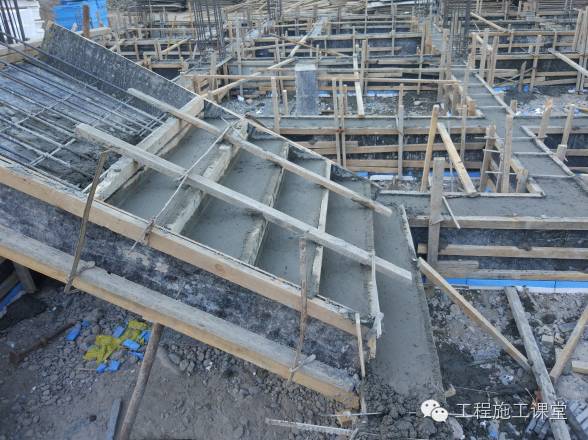 实拍,支模,钢筋施工,浇筑混凝土._加固