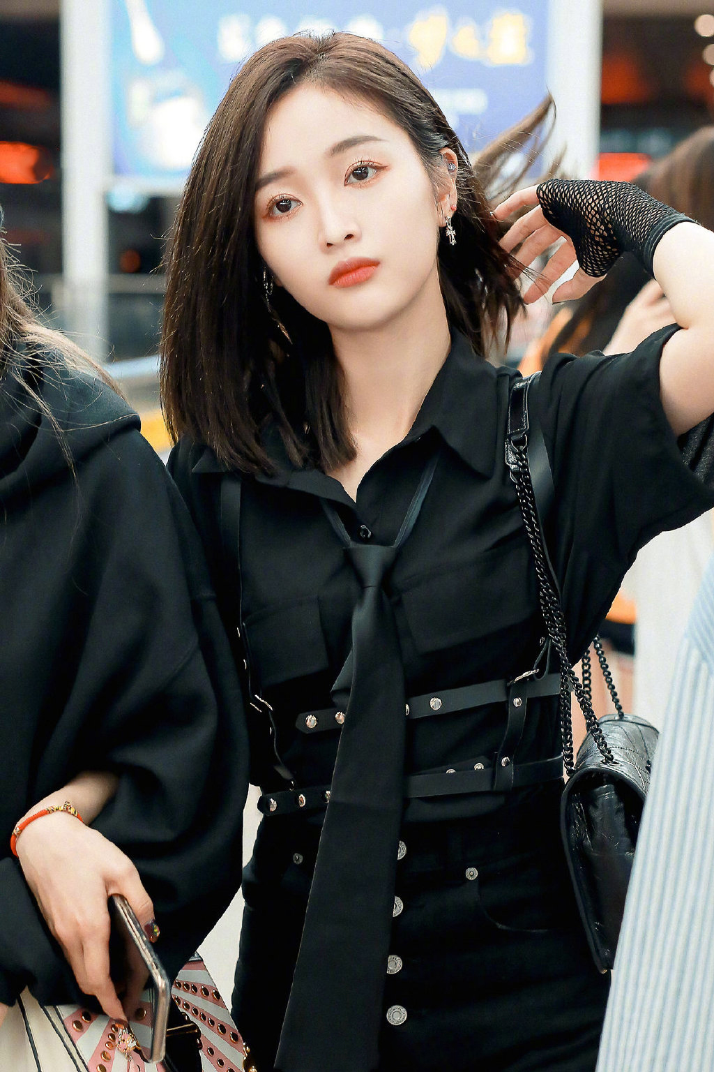 原创吴宣仪现机场,剪齐肩短发清爽迷人,最抢镜的还是她的小配饰!