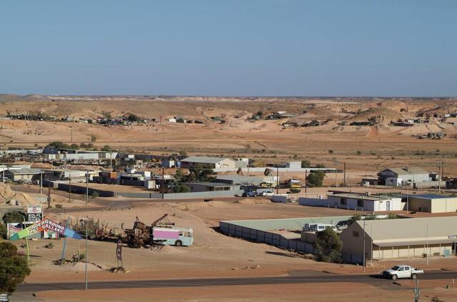 库伯佩迪位于澳大利亚的南部,当地气候比较干旱.