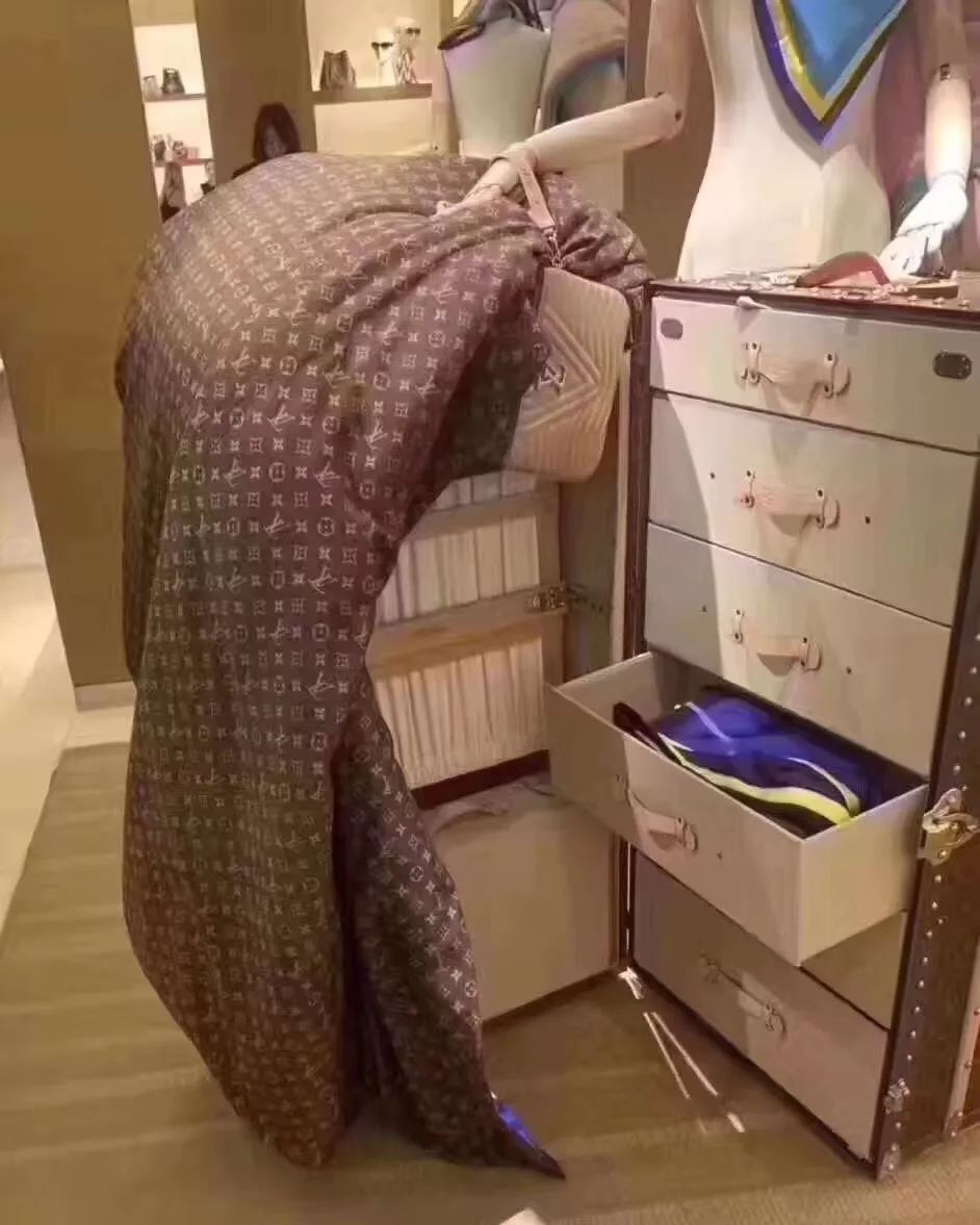 只想说:死得奢华的流程还挺复杂…欧尼看了lv棺材,prada 裹尸袋