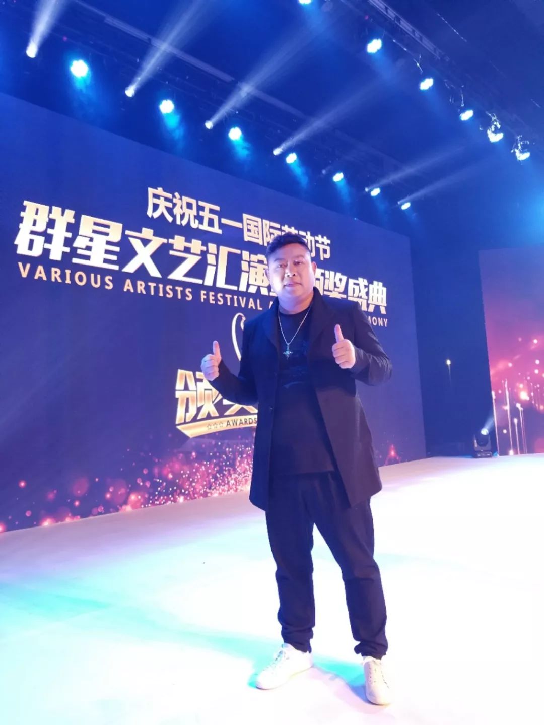 《情人节我又一个人过》是歌手肖杰的第二首伤感情歌,由他本人填词,于