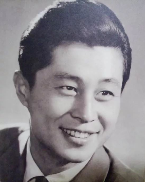 《闪闪的红星》她还参加导演了后来除了演戏而被大家熟知扮演"小白鸽