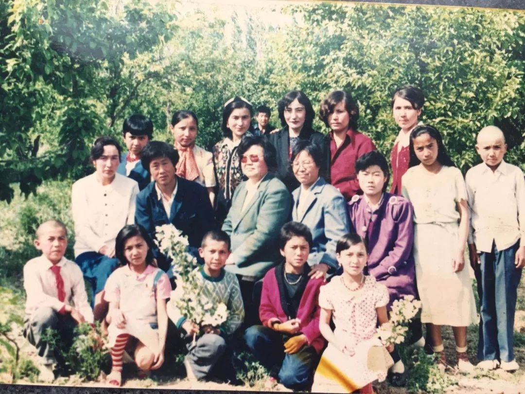4-46-17号居民古丽米娜与同学合影