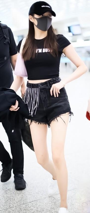 关晓彤身穿黑色流苏超短裤现身机场,高调秀身材!