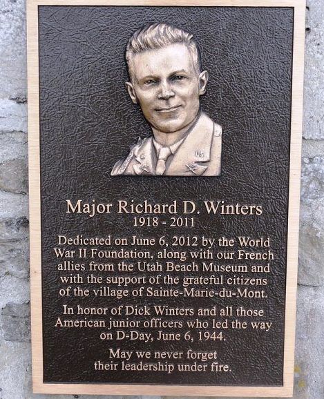 6日1时15分,温特斯跳伞进入法国后得知,指挥e连的米勒中尉不见踪影,他