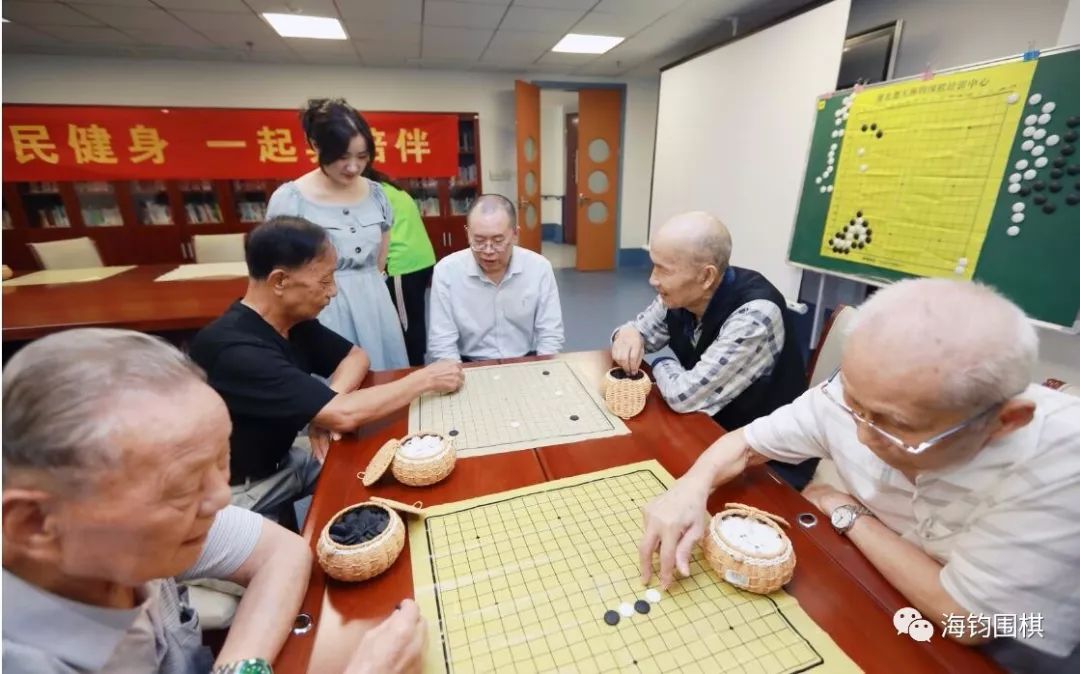 国手王海钧职业七段亲自为老人们讲课,教老年人下围棋.