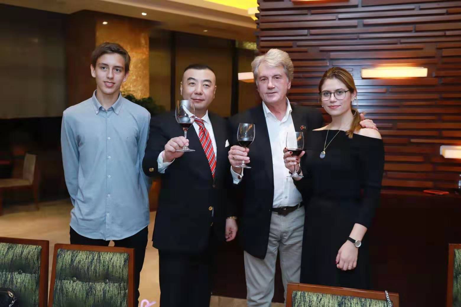 国际友人做客当代著名书法家潘兴东家 共同交流中国传统文化